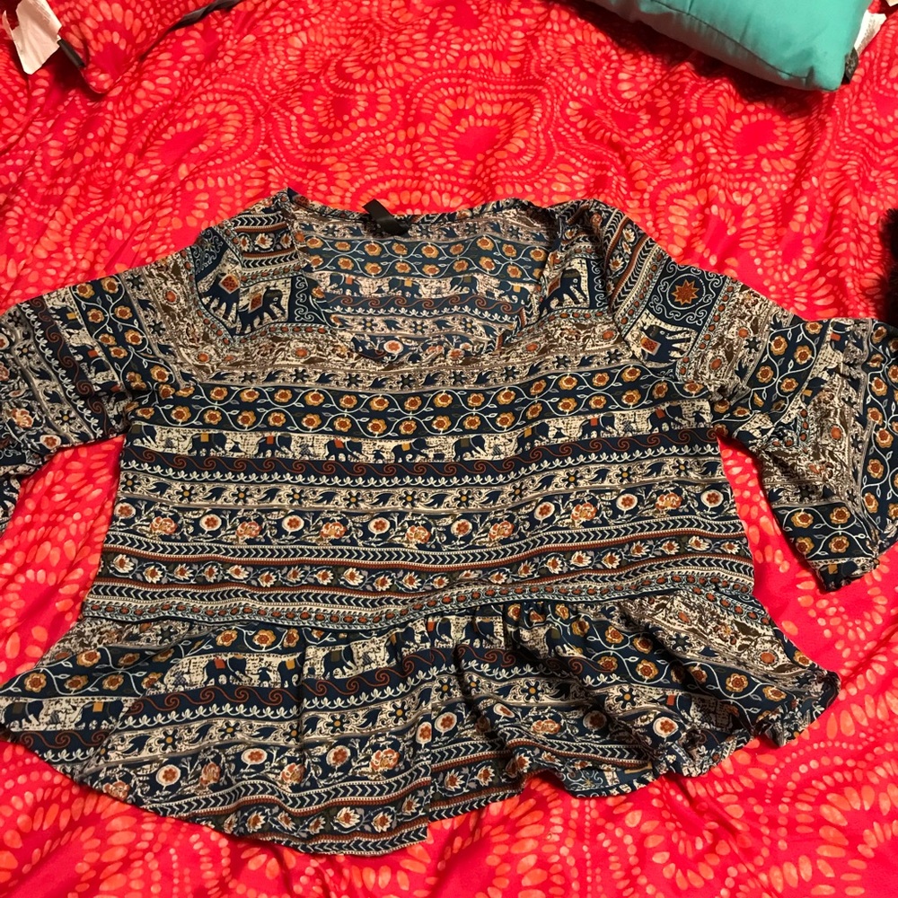 Cute cropped elephant patterned shirt